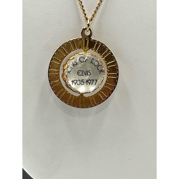Vintage 1977 Elvis Presley Spinning Photo Goldtone Necklace Pendant
King Of Rock - Picture 6 of 13